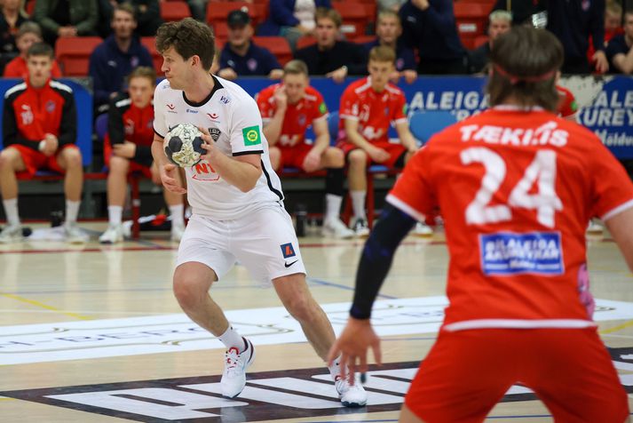 Rúnar Kárason og félagar í ÍBV liðinu hljóta að vera orðnir mjög spenntir fyrir að spila handboltaleik.