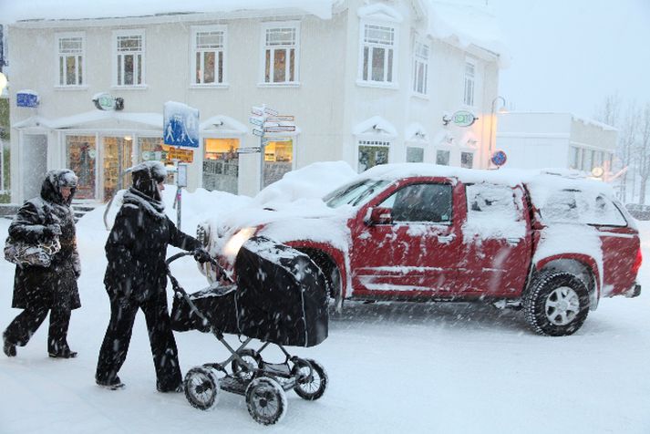 Það er snjóþungt á Akureyri. Flestar götur eru þó færar. Það er þó fallegt um að litast eins og sjá má á myndinni sem Þórhallur hjá Pedromyndum tók.