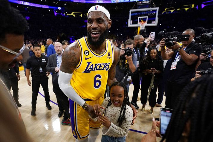 LeBron James eftir að hann bætti stigamet NBA deildarinnar sem var áður í eigu Kareem Abdul-Jabbar.