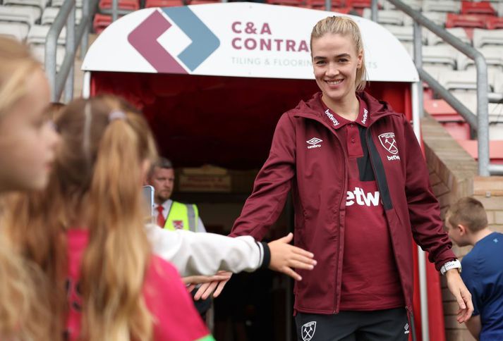 Dagný Brynjarsdóttir á heimaleik West Ham með sinn annan son undir belti, en hann kom í heiminn í febrúar.