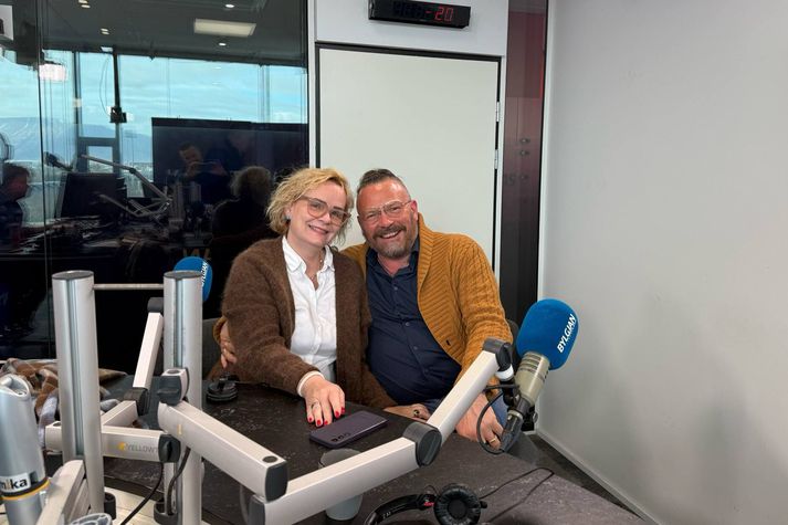 Theodór Francis Birgisson, klínískur félagsráðgjafi og fjölskylduráðgjafi, og Katrín Katrínardóttir, klínískur félagsráðgjafi, áfallasérfræðingur og myndlistarkona, ræddu lykilinn að farsælu hjónabandi við Bítið í morgun.