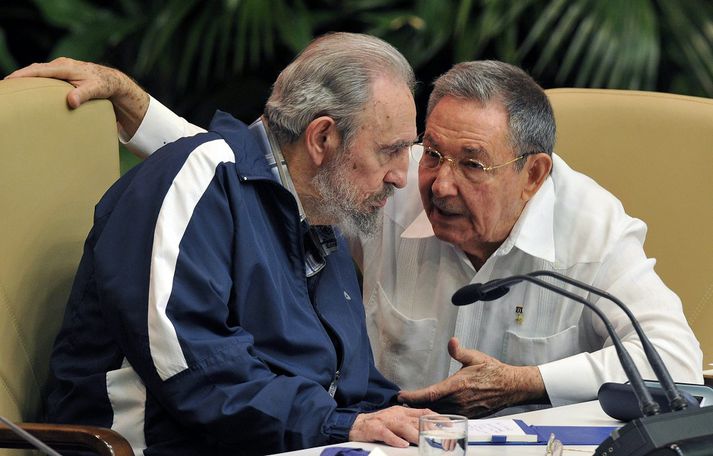 Fidel Castro (t.v.) ræðir við bróður sinn, Raul, árið 2011.