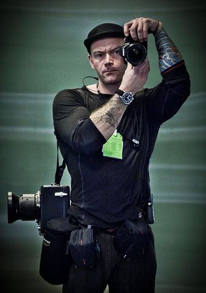 Baldur Bragason, ljósmyndari, segist vera í draumastarfinu þótt dagarnir séu langir. Hann tekur myndir á tökustað kvikmyndarinnar Karlar sem hata konur. Stefnan er tekin á Hollywood.