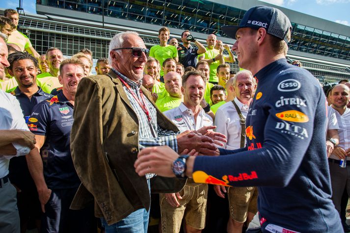 Dietrich Mateschitz fagnar hér með Max Verstappen, ökumanni Red Bull formúluliðsins.