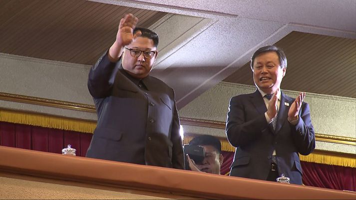 Kim Jong-un og Do Jong-hwan, mennta- og menningarmálaráðherra Suður-Kóreu, fylgdust með tónleikunum.
