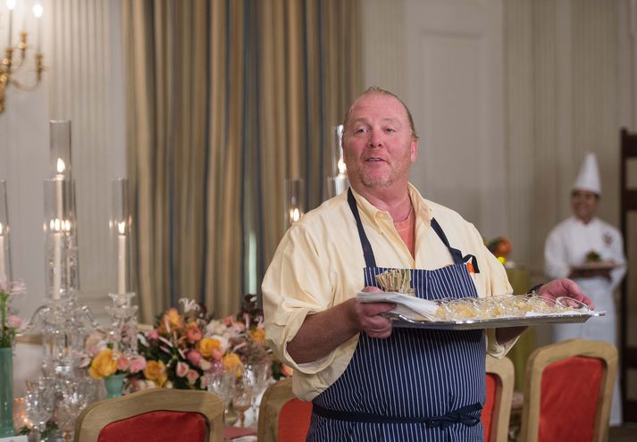 Mario Batali sést hér undirbúa veislu í Hvíta húsinu árið 2016.