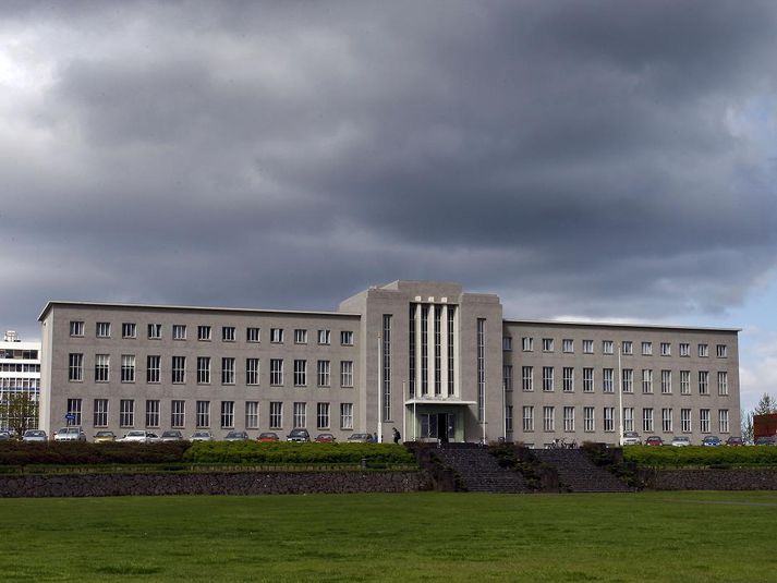 Íslendingar eru elstir allra OECD-þjóða þegar þeir útskrifast úr grunnnámi í háskóla.