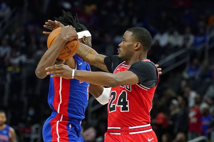 Javonte Green stelur boltanum af Jerami Grant í sigri Chicago Bulls á Detroit Pistons í nótt.