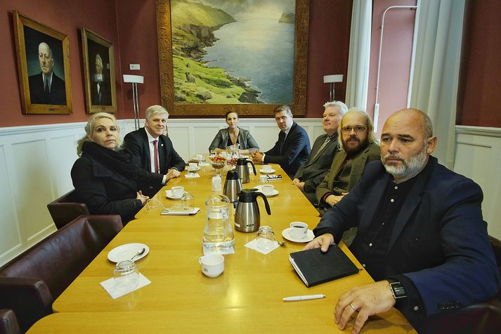 Unnur Brá Konráðsdóttir, forseti þingsins, situr við enda borðsins. Henni á vinstri hönd situr Bjarni Benediktsson, formaður Sjálfstæðisflokksins, þá kemur Sigurður Ingi Jóhannsson, formaður Framsóknarflokksins, Óttarr Proppé, formaður Bjartrar framtíðar og fremst á myndinni er Logi Einarsson, formaður Samfylkingarinnar. Unni á hægri hönd situr Katrín Jakobsdóttir, formaður Vinstri grænna, sem sést þó ekki á myndinni þar sem hún er á bakvið Benedikt Jóhannesson, formann Viðreisnar. Við hlið hans situr Birgitta Jónsdóttir, þingflokksformaður Pírata.