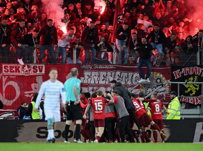 Leikmenn FC Kaiserslautern fagna marki í gærkvöldi.