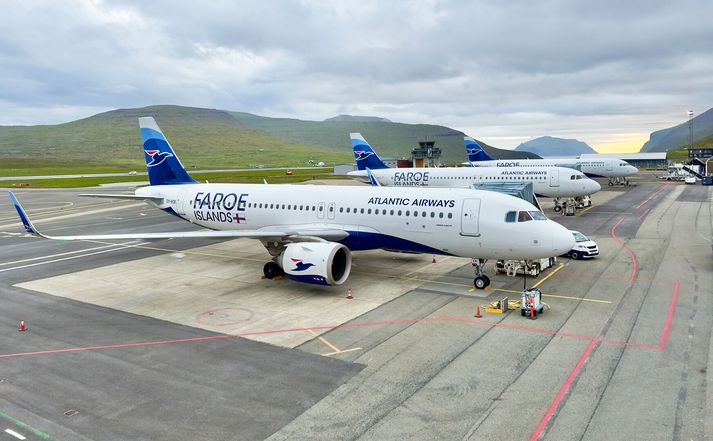 Airbus A320-þotur Atlantic Airways á flugvellinum í Vogum í Færeyjum. Þær taka milli 174 og 180 farþega.