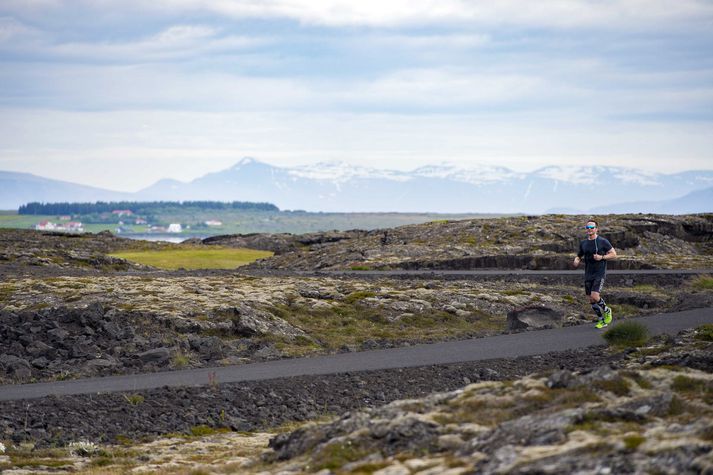 William Mitchell, undirofursti í kanadíska flughernum, hleypur eftir Reykjanesbrautinni.