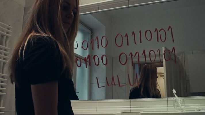 Stefanía Berndsen leikur konuna Evu Medeu sem kemur heim í tóma íbúð sína í Vínarborg og tekst þar á við innri djöfla. 