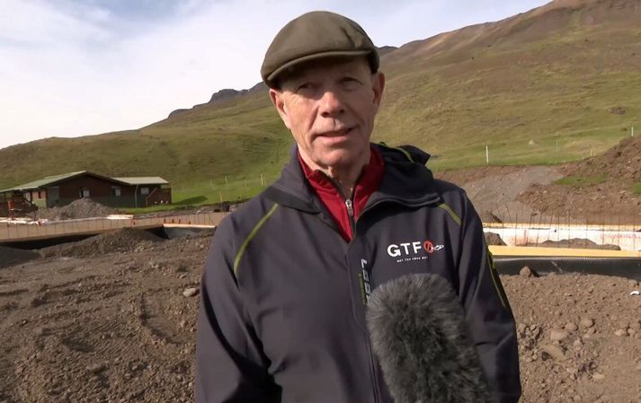 Kristján Þorbjörnsson, bóndi á Gilsstöðum, er formaður Veiðifélags Vatnsdalsár. Grunnur nýja veiðihússins sést fyrir aftan en það á að vera tilbúið fyrir næsta vor. Gamla veiðihúsið Steinkot fjær.