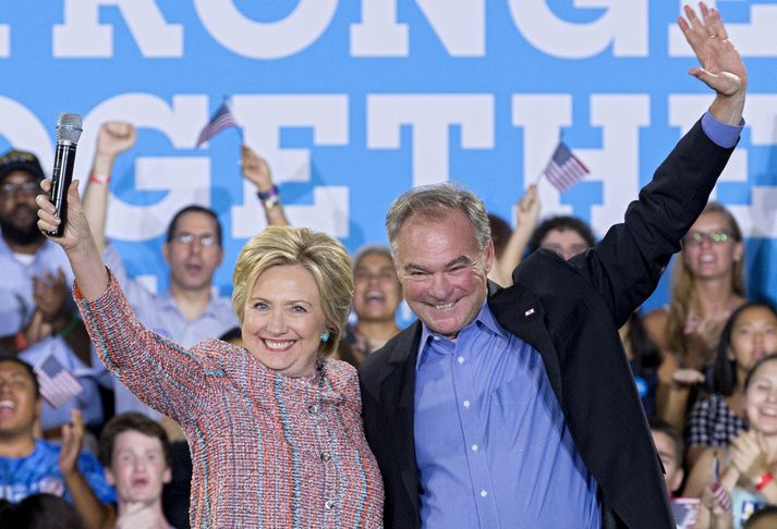 Hillary Clinton ásamt Tim Kaine, sem líklegur þykir til að verða varaforsetaefni hennar. 