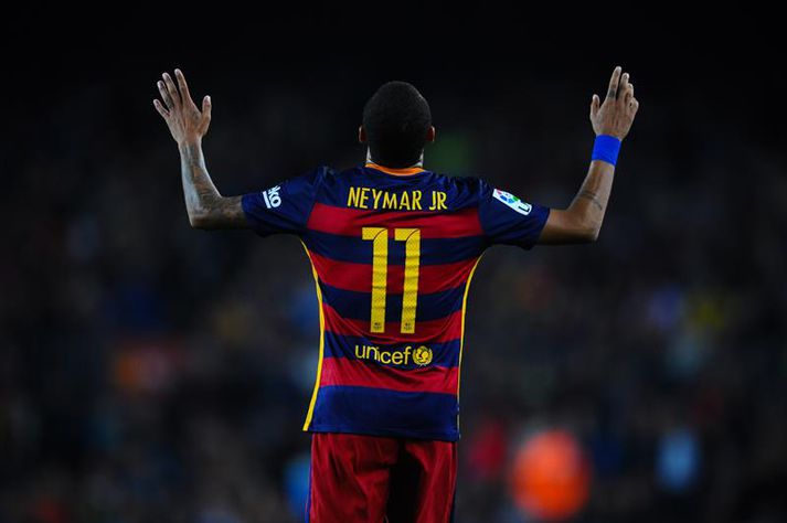 Neymar fagnar í leik með Barcelona.