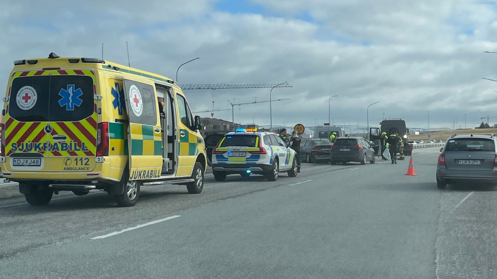 Fimm bíla á­rekstur á Reykja­nes­braut