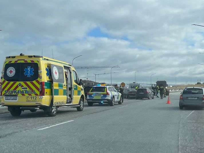 Þrír sjúkrabílar og einn dælubíll voru sendir á vettvang.