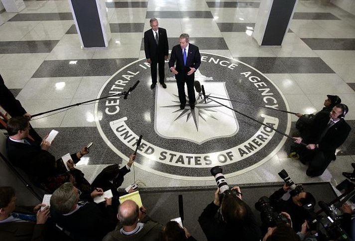 Bush og Goss. George W. Bush Bandaríkjaforseti (í miðju) og Porter Goss, yfirmaður CIA, tala við blaðamenn í anddyri höfuðstöðva leyniþjónustunnar í Langley í Virginíu.