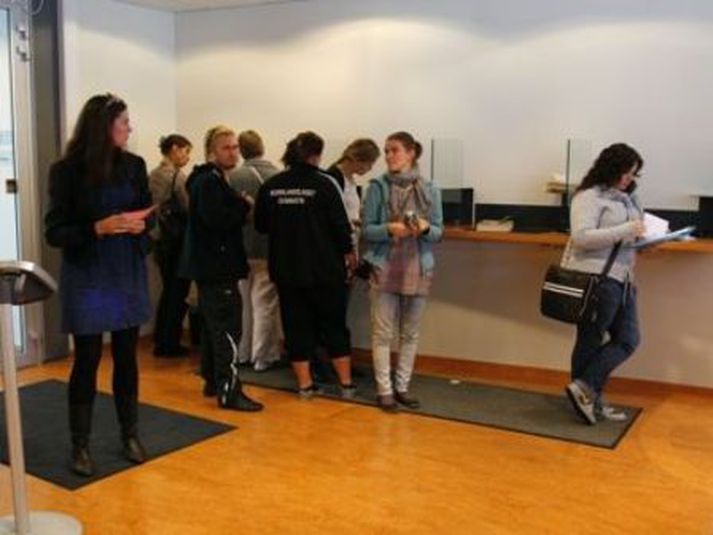Hópur fólks var við afgreiðslu Þjóðskrár þegar ljósmyndari Fréttablaðsins leit þar við í síðustu viku. Mynd/GVA