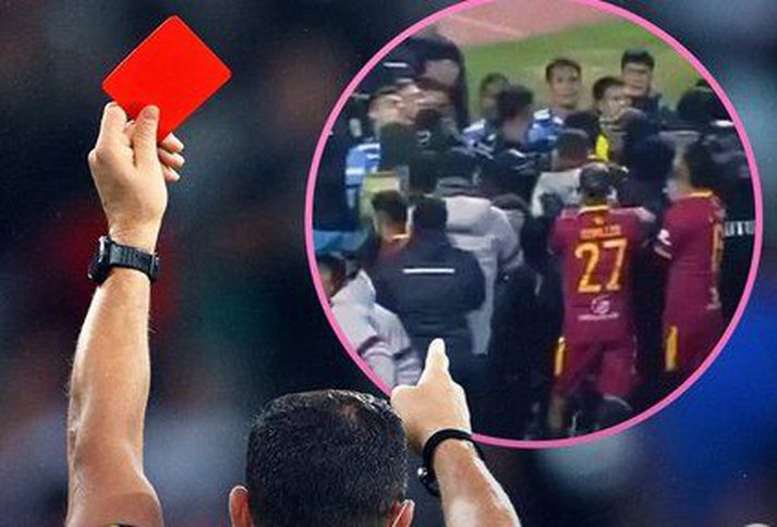 Það varð allt gjörsamlega vitlaust í leikslok og dómarinn þurfti að veifa rauðum spjöldum hægri og vinstri.