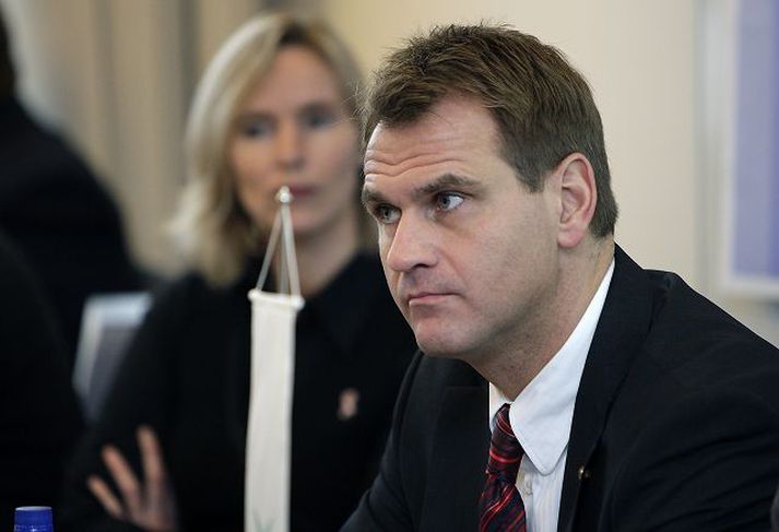 Árni Páll Árnason félags- og tryggingamálaráðherra kallar eftir samhæfðum aðgerðum gegn atvinnuleysi. Hann sagði á ársfundi Vinnumálastofnunar í gær að ráðuneyti hans myndi á næstu vikum og mánuðum kynna hugmyndir sem miði að því að virkja atvinnulaust ungt fólk til þátttöku í samfélaginu. Fréttablaðið/GVA