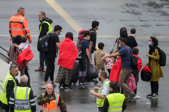 Stjórnvöld víða um heim hafa unnið að því að koma ríkisborgurum sínum frá Afganistan að undanförnu. Fólkið á þessari mynd flaug frá Islamabad í Pakistan til Belgíu, eftir að hafa komist frá Afganistan.