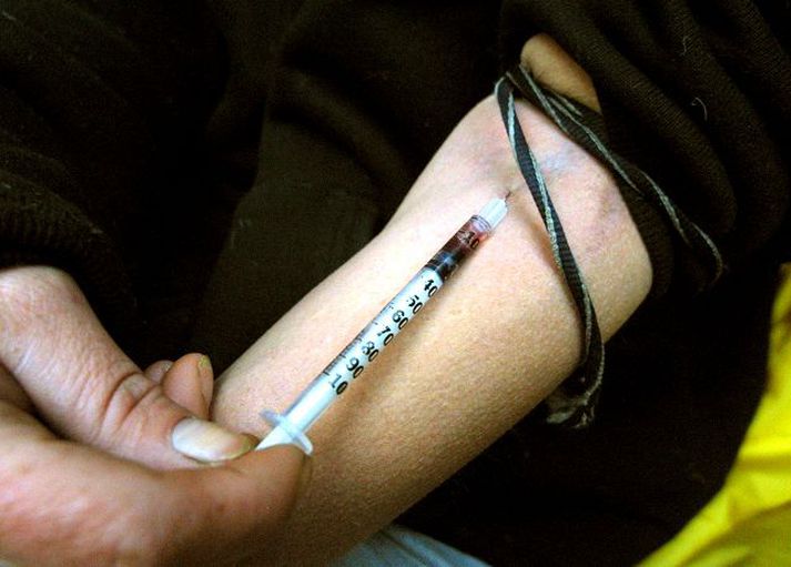 Lifrarbólga C smitast með blóðsmitun. Aðalsmitleiðin er við notkun sprautufíkla á óhreinum nálum og sprautum, að því er fram kemur á vef landlæknisembættisins.