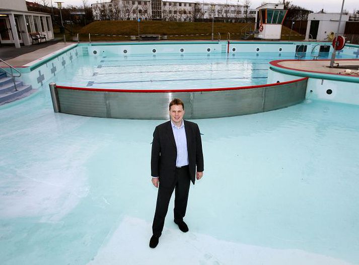 Kjartan Magnússon borgarfulltrúi taldi ekki loku fyrir það skotið að hann myndi vippa sér ofan í hlýja barnalaug þegar vatnið væri komið ofan í. Starfsmenn laugarinnar munu prófa sig áfram með hitastigið næstu daga.