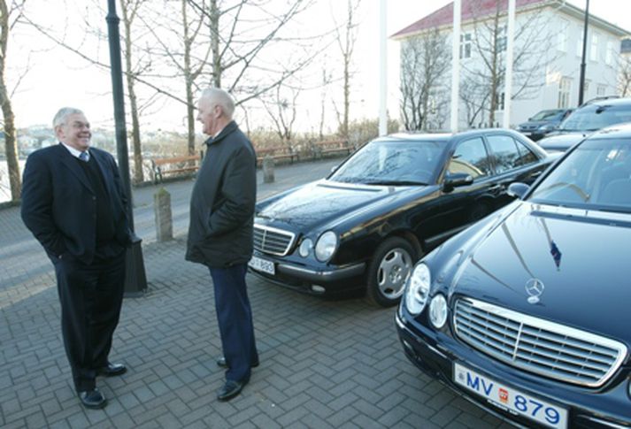 Bílstjórar og ráðherrarbílar fyrir  utan Ráðherrabústaðinn við Tjarnargötu.