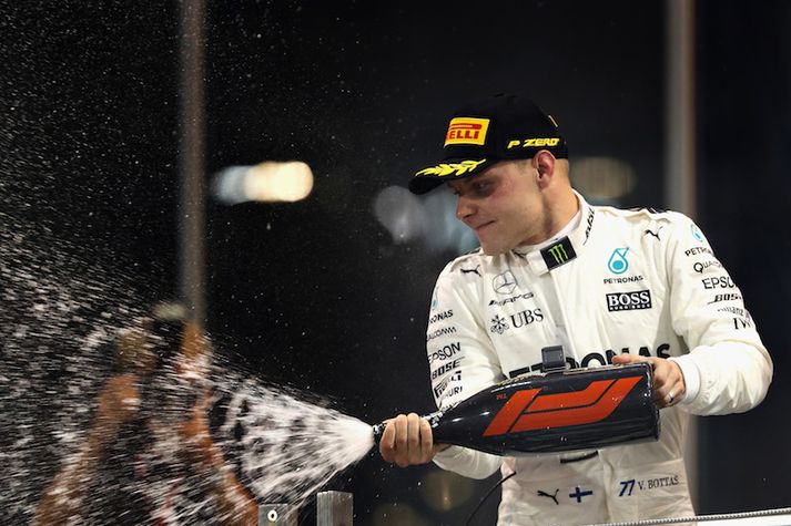 Valtteri Bottas vann og fagnar á viðeigandi hátt.