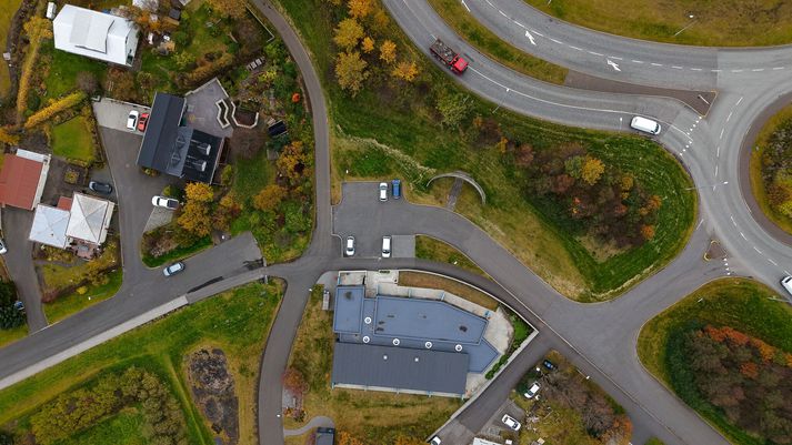 Botnlangarnir mætast við enda Stjörnugrófar og Fossvogsbrúnar. Strætó hefur óskað eftir því að ný akstursleið verði gerð um göturnar. Hægra megin á má sjá enda Fossvogsbrúnar og vinstra megin Stjörnugrófar.