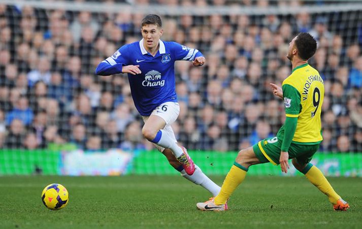 John Stones leikur á Ricky van Wolfswinkel, þáverandi leikmann Norwich.