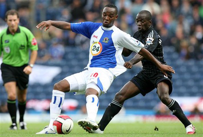 Benni McCarthy hjá Blackburn berst við Claude Makelele í leiknum í dag.
