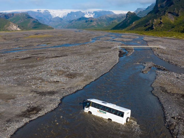 Svona var komið fyrir rútu Teits Jónassonar, sem var á leið í Þórsmörk, í dag.