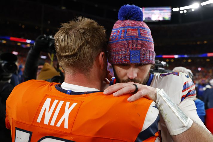 Josh Allen þakkar Bo Nix, leikstjórnanda Denver Broncos, fyrir leikinn eftir tap í úrslitakeppninni en þeir voru þarna báðir fótbrotnir. Nix vann leikinn en missti af þeim næsta vegna meiðsla og Broncos-liðið datt úr leik.