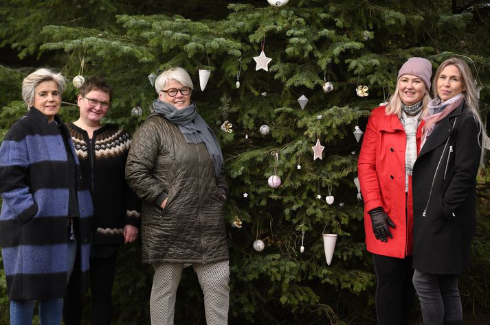 Listakonurnar fimm með tréð sem þær hafa skreytt með eigin jólakúlum. Guðný Hafsteinsdóttir lengst til vinstri, þá Katrín V Karlsdóttir,Guðný M Magnúsdóttir, á móti.