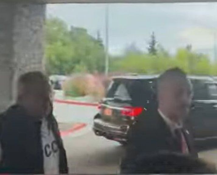 Myndband sem sýnir Sergei Lavrov, utanríkisráðherra Rússlands, (t.v.) í CCCP-bol í Anchorage í Alaska.