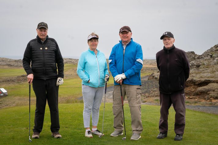 Þessir spræku kylfingar eru reglulegir gestir á Húsatóftavelli og voru á miðjum hring þegar að fréttastofu bar að garði. Talið upp frá vinstri eru þetta þau Edvard Júlíusson einn af stofnmeðlimum Golfklúbbs Grindavíkur, Margrét Brynjólfsdóttir, Gísli Jónsson og Sveinn Ísaksson