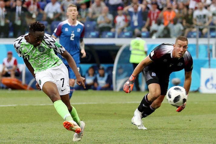 Nígeríumaðurinn Ahmed Musa kemur boltanum fram hjá Hannesi Þór Halldórssyni á HM í Rússlandi 2018. Nígeríumenn komust ekki á HM næsta sumar, ekki frekar en við Íslendingar, en deyja ekki alveg ráðalausir.