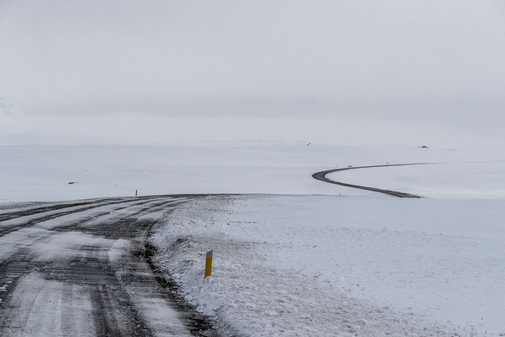 Mun betra ferðaveður er á landinu í dag en í gær. Þó er tormi spáð á Austurlandi í kvöld. 