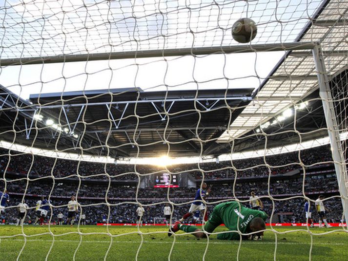 Hér er boltinn kominn í mark Tottenham í gær.