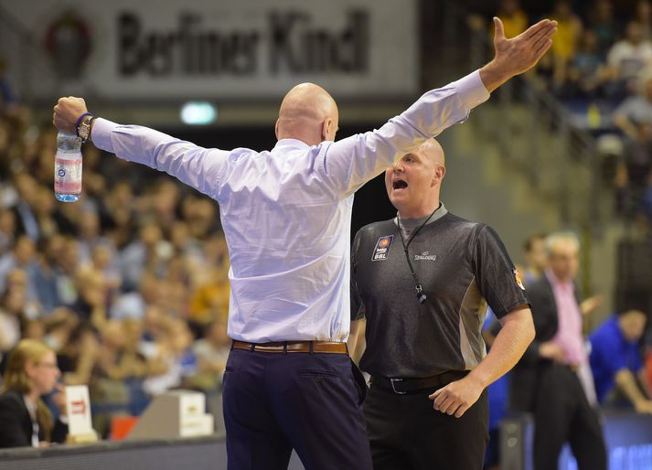 Benjamin Barth má ekki dæma í sterkustu Evrópukeppninni í körfubolta því hann er skeggjaður. Hann var ekki byrjaður að safna þegar þessi mynd var tekin.