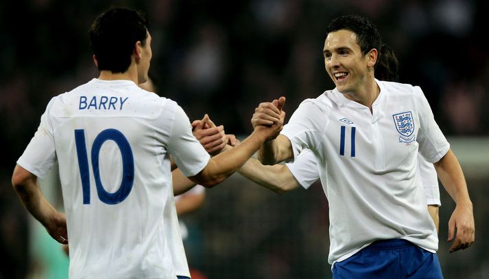 Stewart Downing óskar Gareth Barry til hamingju með markið.