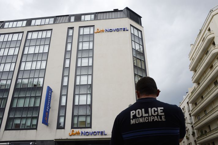 Lögreglumaður á varðbergi við Novotel-hótelið í morgun.