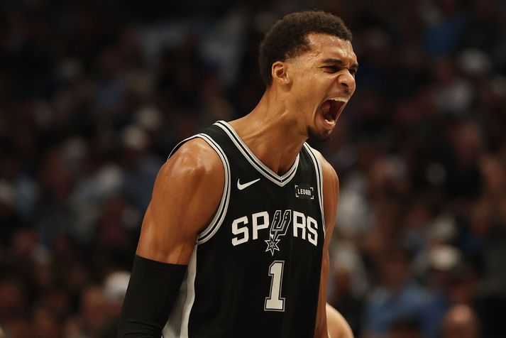 Victor Wembanyama var stórkostlegur í fyrsta leik tímabilsins og mótherjar San Antonio Spurs geta byrjað að hafa áhyggjur.