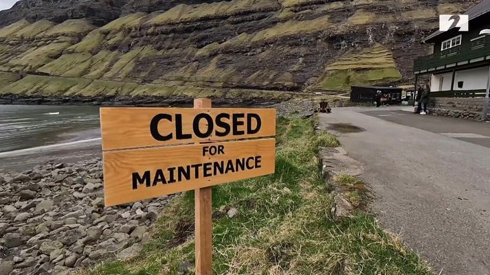 Lokað vegna viðhalds. Þetta skilti blasti við ferðamönnum á fjörukambinum í þorpinu Tjørnuvík á Straumey.