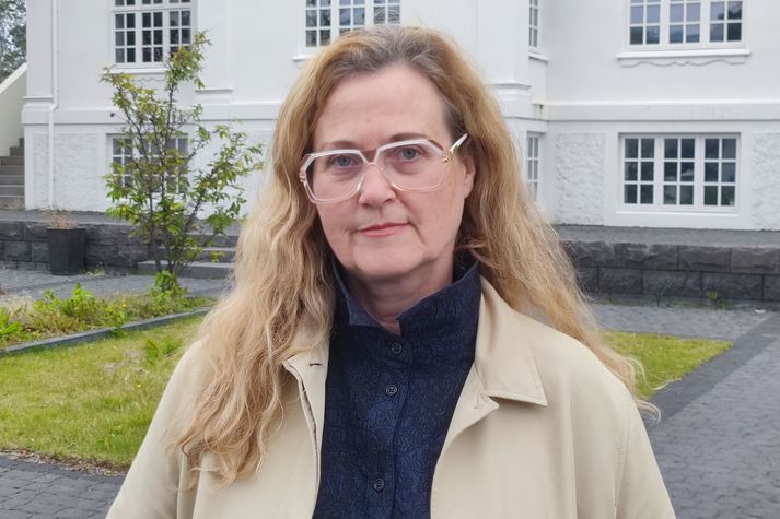 Halla Helgadóttir er íbúi í hverfinu og segir hugmyndir sendiráðsins fjarstæðukenndar.