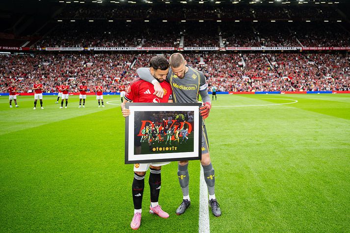 Bruno Fernandes, fyrirliði Man. Utd, færði vini sínum De Gea gjöf fyrir leik.
