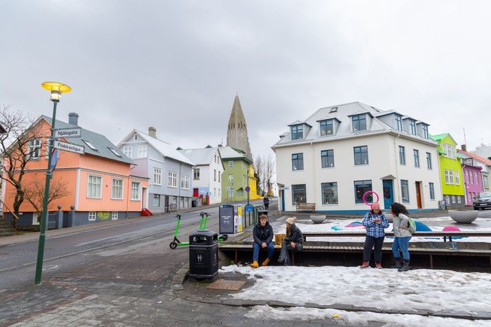 Á Suðvesturlandi verður talsvert hlýrra og rigning en austar á landinu.